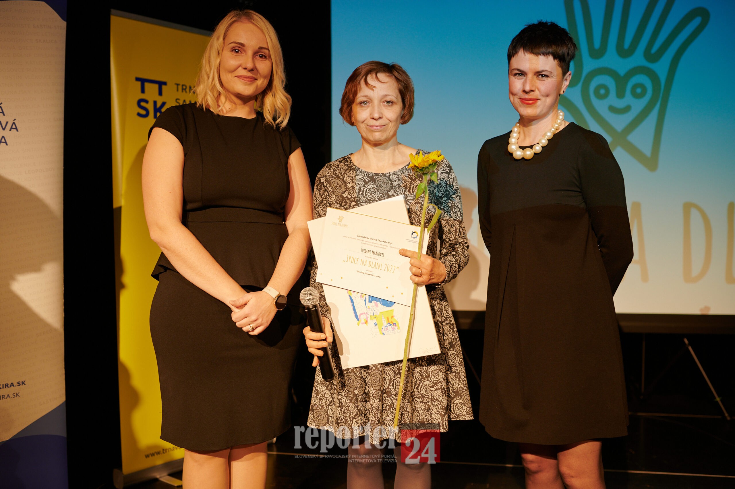 Minulý rok získala mimoriadne ocenenie dobrovoľníčka Juliana Mrázová (v strede), ktorá dlhodobo pomáha v Zariadení pre seniorov v Trnave.